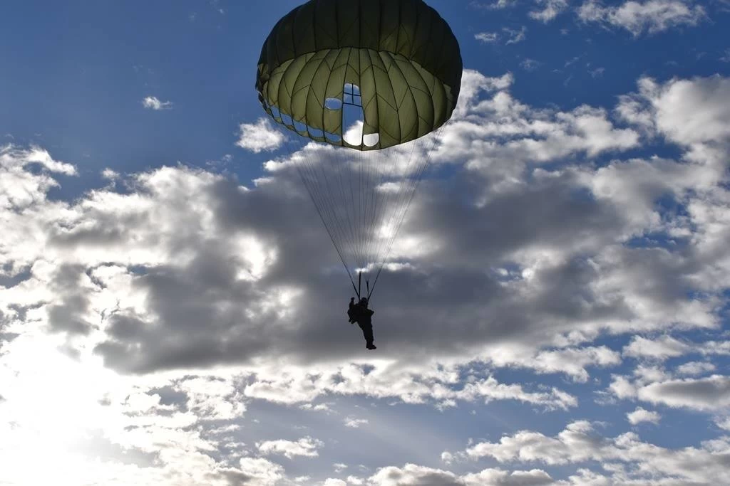 ΓΕΣ: Ετοιμοπόλεμοι οι νέοι αλεξιπτωτιστές – Δείτε τις εικόνες